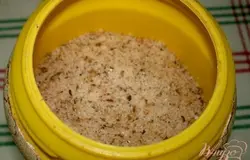Обязательно пересыпьте соль в банку с плотно завинчивающейся крышкой