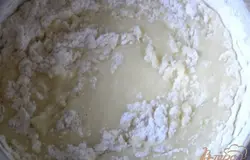 Постепенно всыпая муку с разрыхлителем,