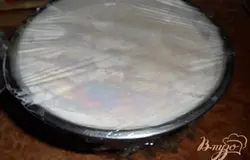 Поставить на водяную баню и варить до загустения. Снять с бани накрыть пленкой и остудить, можно опустить мисочку в холодную воду, чтобы быстрее остыл крем.