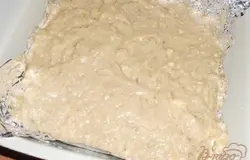 взять форму выстелить фольгой и выложить тесто,поставить в духовку при т.180 выпекать до золотистого цвета,затем взять еще кусок фольги и накрыть форму сверху и выпекать еще минут 35-40 до готовности, проверить зубочисткой.Достать из духовки и оставить не открывая фольги на 15 мин., затем снять фольгу и извлечь торт.