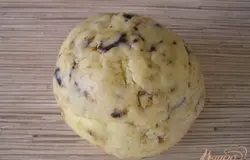 замесить тесто руками, скатать в шар.