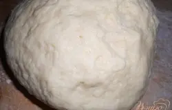 Замешиваем тесто-смешать молоко и сливки,добавить сахар и масло и все перетереть прямо ложкой,добавить половину муки и перетереть ложкой,добавить разрыхлитель,перемешать,добавить остальную муку и замесить тесто.
