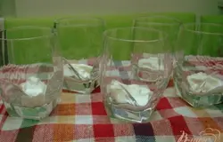 В стаканы положите по 3столовых ложки сметаны.