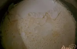 Аккуратно откиньте с одной стороны пенку.