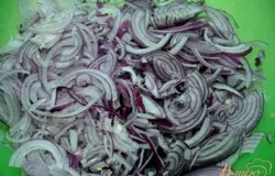 Лук тонко шинкуем полукольцами.
