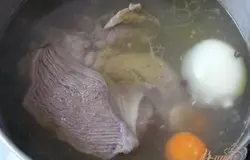 Мясо, лук с воткнутыми в него гвоздичками, морковь и лавровый лист выложить в кастрюлю, залить водой, довести до кипения, варить около 1,5-2х часов. Через 1 час добавить соль.