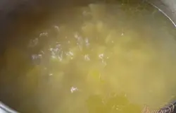 В кипящий бульон добавить нарезанный картофель, варить 10 минут.