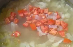 нарезанные помидоры (без кожицы), варить еще 5-7 минут.