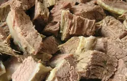 Мясо нарезать на кусочки, вернуть в кастрюлю.