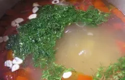 Добавить нарезанный чеснок, зелень,