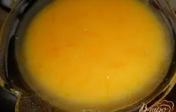 Теперь готовим апельсиновый курд. Растопить сливочное масло(45г) на водяной бане, в другой посуде смешать апельсиновый сок с сахаром(60г) и яйцом(1шт) и цедрой и соединить с маслом, поставить на водяную баню и варить до загустения помешивая. Затем поставить охладить.