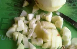 Очищаем яблоки и нарезаем кубиком