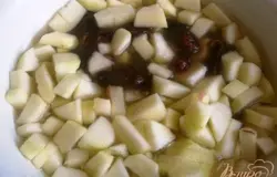 Кладем порезанные яблоки и финики в мисочку и заливаем кипятком, оставляем на 15 минут.