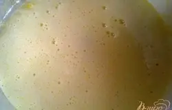Затем взбиваем яйцо с сахаром