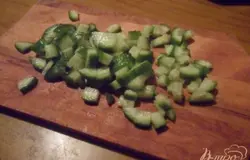 Огурец вымыть, нарезать кубиками.