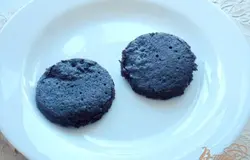 Разрезать корж вдоль на две части и вырезать стаканом кружки.