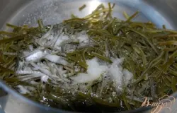 Помещаю в кастрюлю, добавляю соль (1 ст ложку на 1 кг), сахар (1 ч. ложку на 1 кг) И 50 мл 6% столового уксуса. Перемешиваю, через 20 минут маринованная капуста готова. Если у вас нет такой капусты, то можно купить готовую в баночках (консервированную)