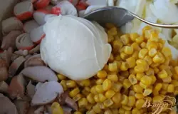 Добавляю консервированную кукурузу и майонез. Всё перемешиваю.