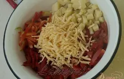 Отварную куриную грудку разобрать на волокна.
