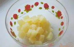 Достаем ананасы из банки.