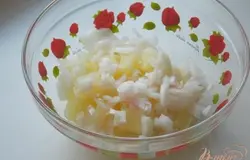 Режем мелко лук.
