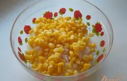 Затем кладем кукурузу.