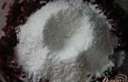 всыпать муку, перемешать,