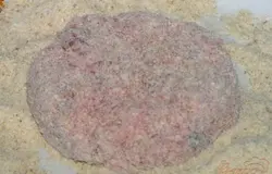 Из полученной массы сформировать котлетки, обвалять в панировочных сухарях,