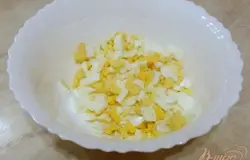 Режем мелко яйца.