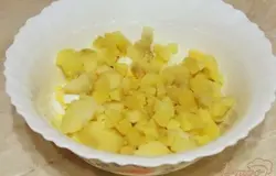 Затем кубиком отварной картофель.