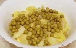 Кладем зеленый горошек.