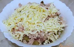 Трем на терке плавленный сыр.