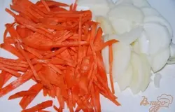 Лук нарезать полукольцами, морковь соломкой.