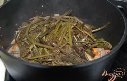 Добавить отваренный папоротник.