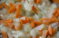 На растительном масле обжарить лук и морковь,