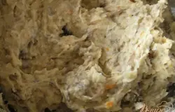 Добавить муку и измельченный чеснок, хорошо перемешать.