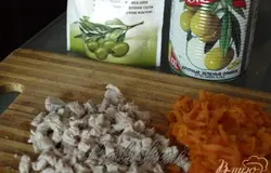 Если мясо,рис и морковь сварить заранее,то салат готовится очень быстро.Свинину нарезаем кубиками,натираем на средней тёрке морковь.
