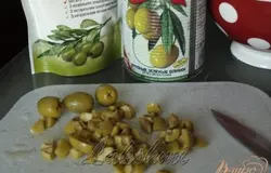 Оливки также мелко нарезаем.