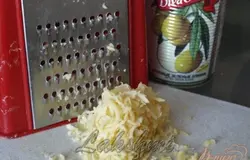 Твёрдый сыр натираем на мелкой тёрке.