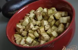 Баклажан очищаем от шкурки,нарезаем кубиками и немного посыпаем солью.Затем обжариваем на растительном масле до мягкости и лёгкого золотистого цвета.