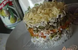 Шестой слой - мясо(немного майонеза)Посыпаем сверху твёрдым сыром,затем снимаем каркас.
