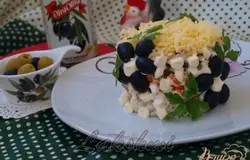 Готово! Украшаем салат маслинами и листиками петрушки.Салату дать немного настояться,у меня стоял 30 минут и можно подавать.Надеюсь салат вам понравится!Приятного аппетита!