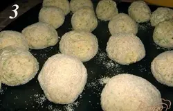 Сформировать из творожной массы шарики( руки смачиваем в холодной воде) , обвалять в панировочных сухарях.