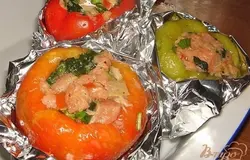 Начинить этой начинкой перцы, слегка сбрызнуть оливковым маслом (или тем, который больше по вкусу) обернуть фольгой, поместить в разогретую духовку на 30 мин)))