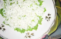 Выкладываем рис,разравниваем и смазываем майонезом.
