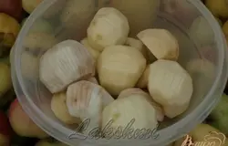 Яблоки очищаем от шкурки, разрезаем пополам и вырезаем сердцевину. На половинках яблок делаем много продольных разрезов, не доходя до нижнего края. Из лимона выжимаем столовую ложку сока и поливаем им яблоки.