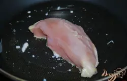 На сковороде растапливаем сливочное масло, добавляем растительное и обжариваем куриные грудки с обеих сторон.