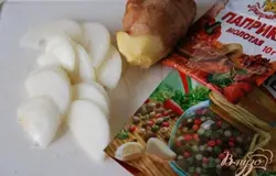 Полукольцами нарезаем лук, натираем на тёрке имбирь.