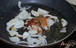 Вынимаем курицу и на сковороде обжариваем лук, имбирь, добавляем паприку, смесь перцев, соль, воду. Протушиваем.