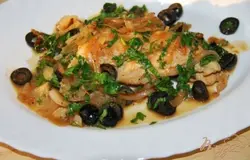 Поливаем курицу соусом.